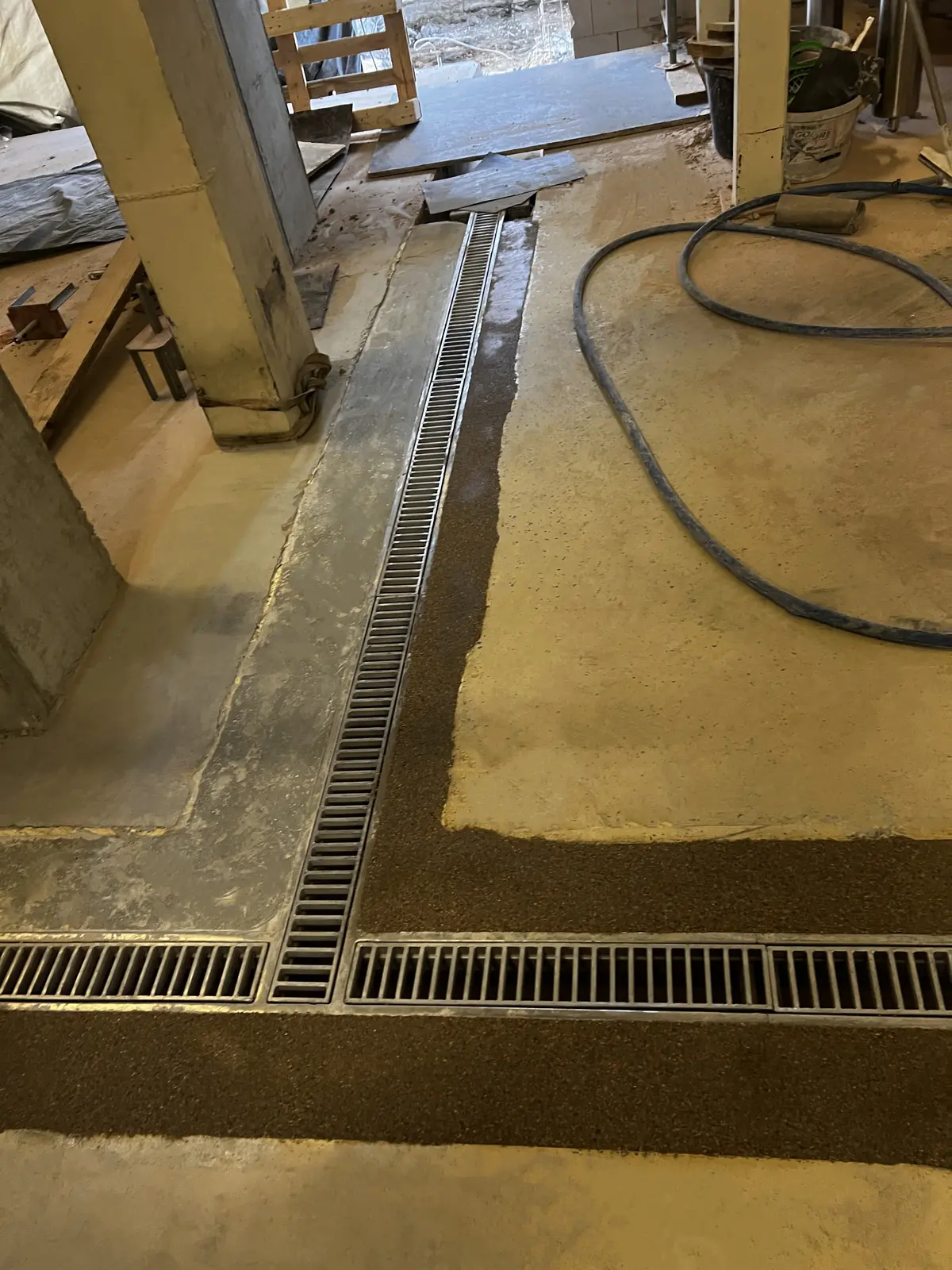 Montering af et afløbskanal med stigelåg 25x8mm