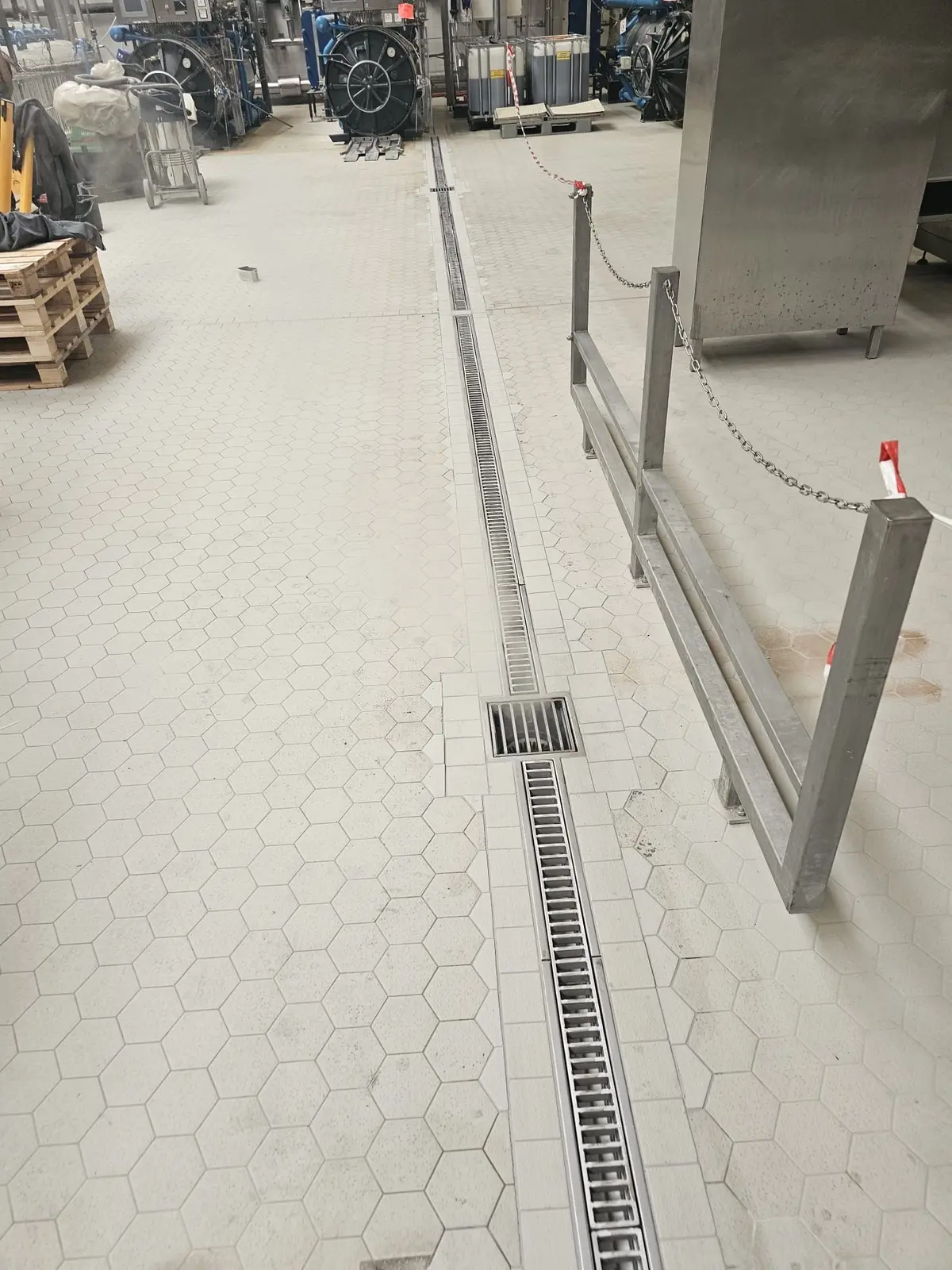 Renovering af industrielle gulve med keramiske fliser og installation af et afløbsrør - Bryggeri