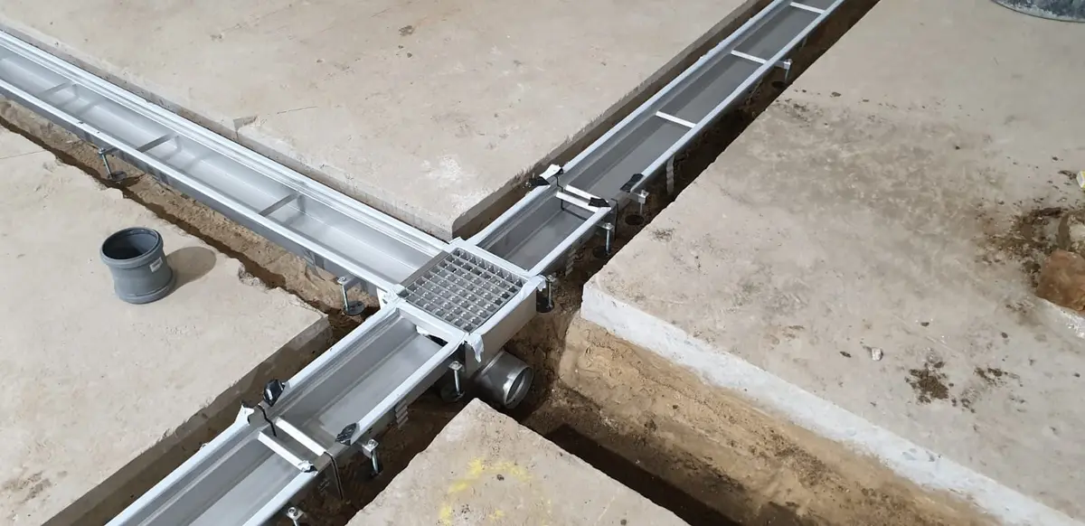 Gulvrenoveringer - installation af afløbskanaler med heavy-duty stigelåg
